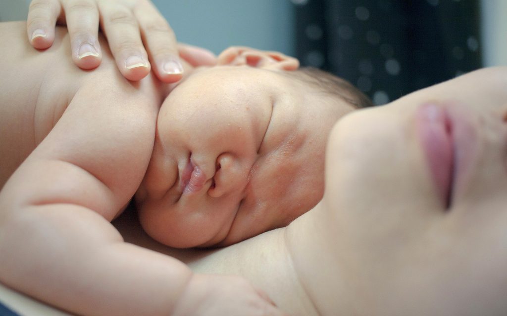 Vægtstigning alene bør ikke være afgørende for, om baby skal klippes. En baby med stramt tungebånd kan sagtens tage fint på og stadig opleve problemer, påpeger den amerikanske ØNH-læge og ekspert i tungebånd, Dr. Bobak Ghaheri.