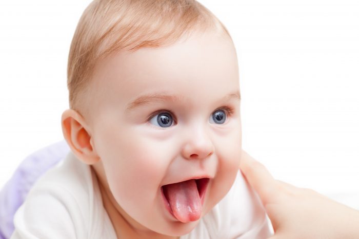 Baby med tydeligt stramt tungebånd og hjerteformet tunge