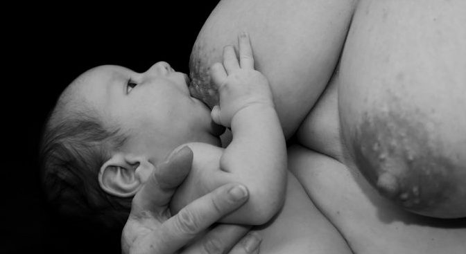 Stort set alle mødre kan rent fysisk producere brystmælk nok til at amme deres barn, hvis de får den rigtige støtte og hjælp.
